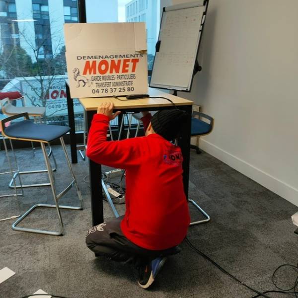 Déménagement entreprise Ecully 69130 avec un déménageur pour le transfert activités complète dans un délai restreint le week end