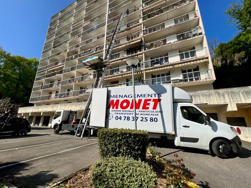 Monte-meuble avec opérateur à Lyon, solution idéale pour un déménagement rapide sans abîmer les meubles