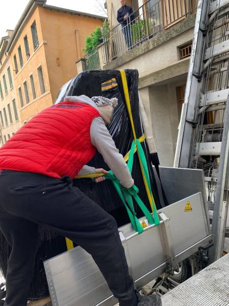 Location de monte meubles avec opérateur à Lyon 69 et dans les alentours pour manutention de mobiliers et matériaux de construction