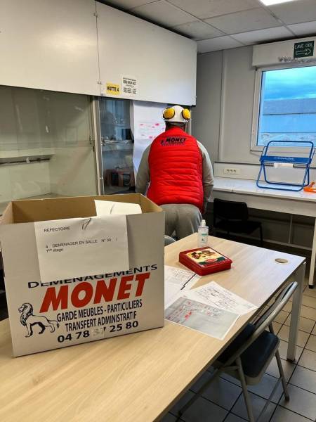 Déménagement Entreprise Francheville 69340 avec un déménageur professionnel pour le transfert de bureaux et matériels spécifiques et fragiles de laboratoires